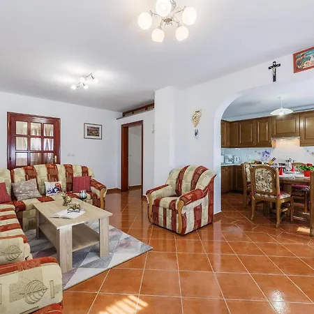 3 Bedroom Gorgeous In Apartment Pula
