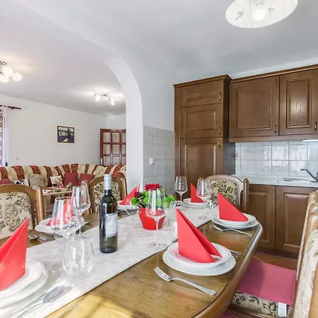 3 Bedroom Gorgeous In Appartamento Pola
