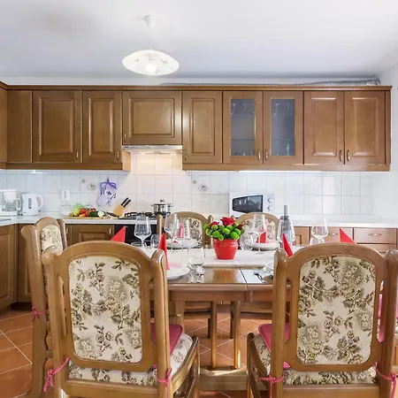 3 Bedroom Gorgeous In Pula Póla